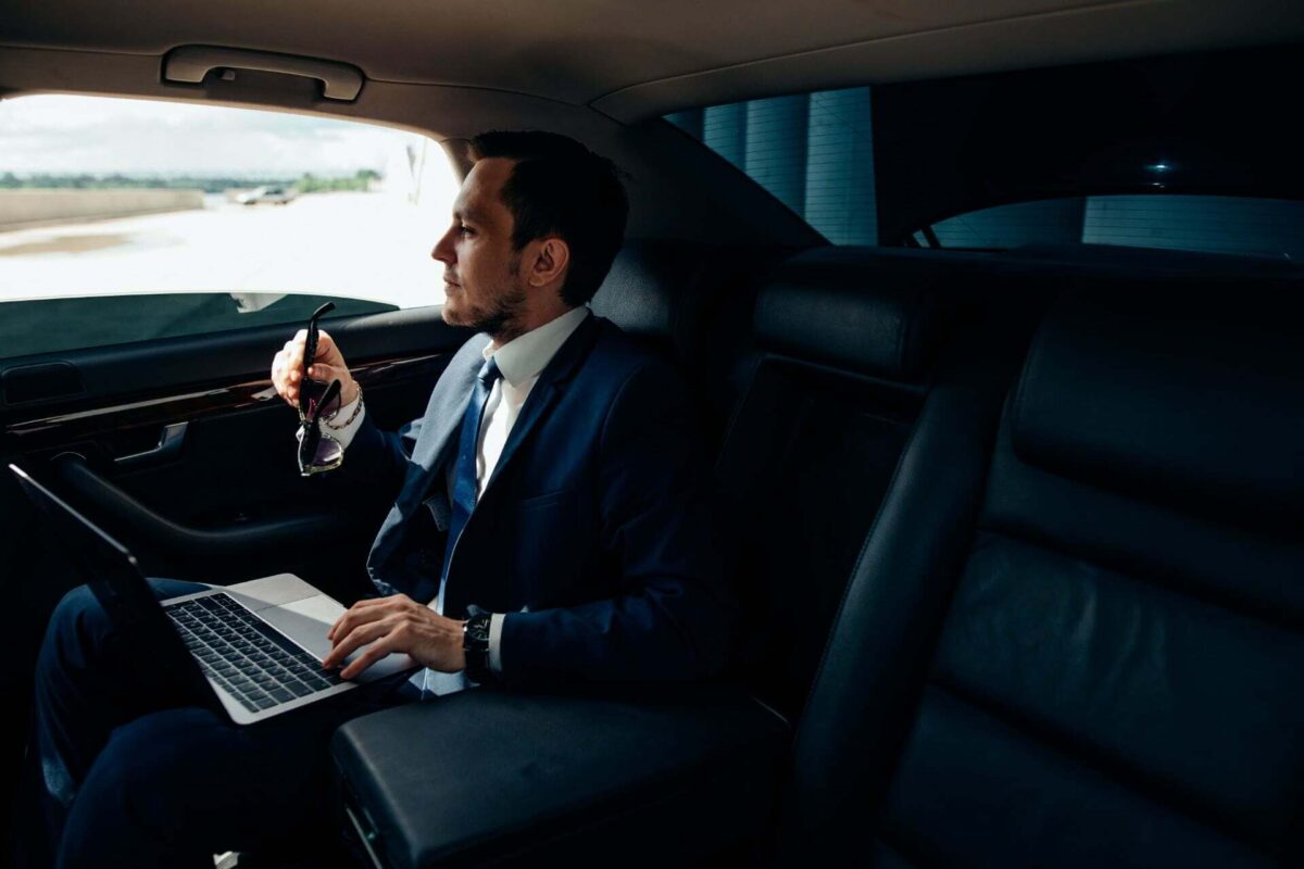 Premier Arrival: Luxury Airport Transportation with Accuracy and Smartness